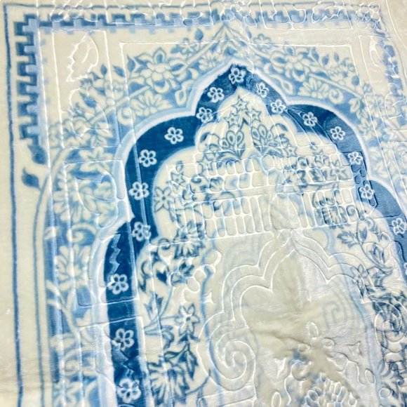 Comfort for Islamic Worship: Soft, Non-Slip Prayer Rug - Picture 3 of 7